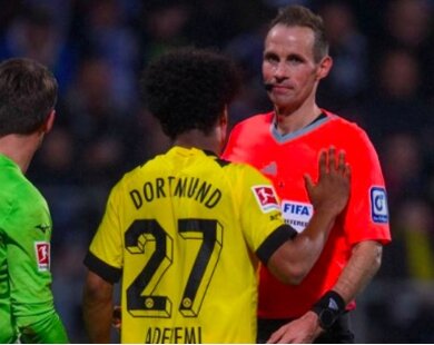Trọng tài hối hận vì xử oan Dortmund