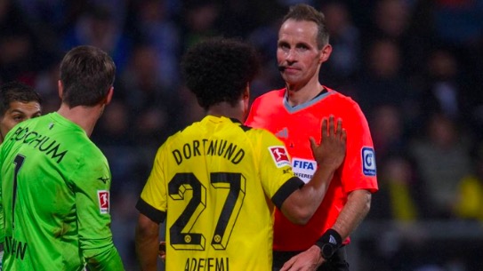 Trọng tài hối hận vì xử oan Dortmund