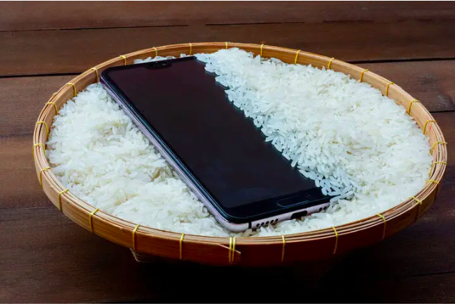 Mẹo vặt 'thần thánh' từ gạo: Cứu điện thoại bị ướt, làm sạch đồ dùng...