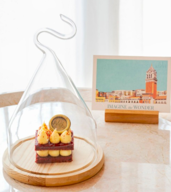 Không chỉ là khoảnh khắc nhận phòng: Nâng tầm trải nghiệm với những món quà gặp mặt khách hàng